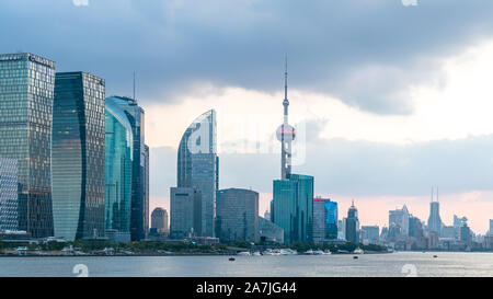 Una vista panoramica dal lato est del Bund raffigurante un magnifico skyline composta da highrises in Cina a Shanghai, 20 settembre 2019. *** Capti locale Foto Stock