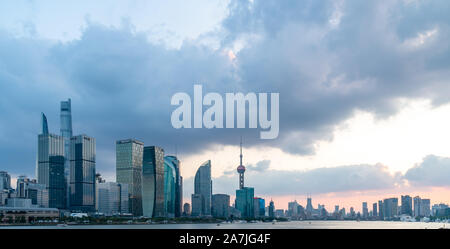 Una vista panoramica dal lato est del Bund raffigurante un magnifico skyline composta da highrises in Cina a Shanghai, 20 settembre 2019. *** Capti locale Foto Stock