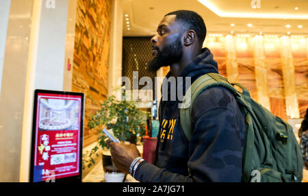 American giocatore di pallacanestro professionale lancia Stephenson, che gioca per Liaoning battenti Leopardi di cinese di pallacanestro, arriva in essa Foto Stock