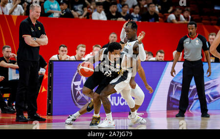 Il tedesco giocatore di pallacanestro professionale Dennis Schroder della Germania National Basketball Team, a destra bianco, difende in corrispondenza del terzo round del gruppo G Jordão Foto Stock