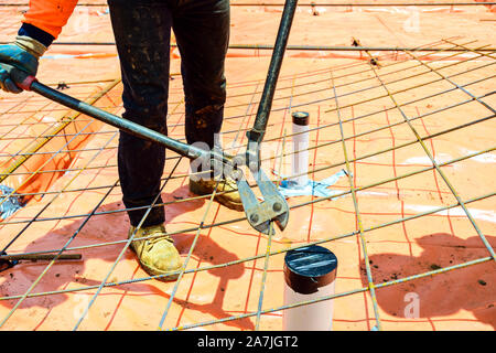 Australian builder esecuzione di fissaggio in acciaio lavora a taglio in mesh per la nuova casa Foto Stock