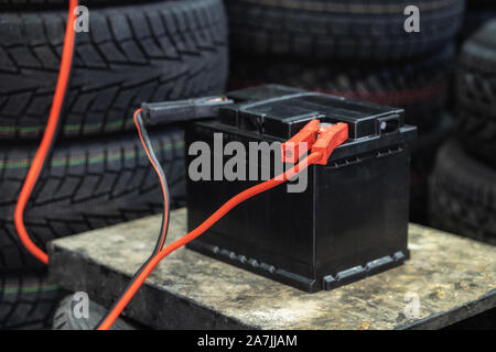 La vettura è in corso la ricarica della batteria mentre si scuote dalla tensione Foto Stock