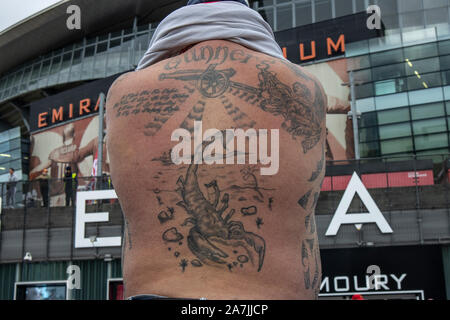 Arsenal sostenitori intorno alla zona locale dell'Emirates Stadium, Highbury & Islington, a nord di Londra, England, Regno Unito Foto Stock