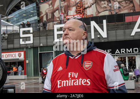 Arsenal sostenitori intorno alla zona locale dell'Emirates Stadium, Highbury & Islington, a nord di Londra, England, Regno Unito Foto Stock