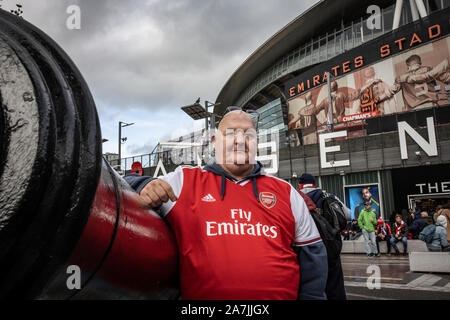 Arsenal sostenitori intorno alla zona locale dell'Emirates Stadium, Highbury & Islington, a nord di Londra, England, Regno Unito Foto Stock