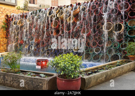 L'antica produzione ceramica cinese sotto la cascata Foto Stock