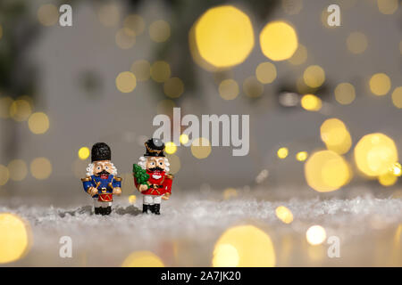 Decorazione di Natale figurine a tema. Natale soldatini da uno schiaccianoci fiaba. Decorazione per albero di Natale. Decorazioni festive, calda luce bokeh di fondo Foto Stock