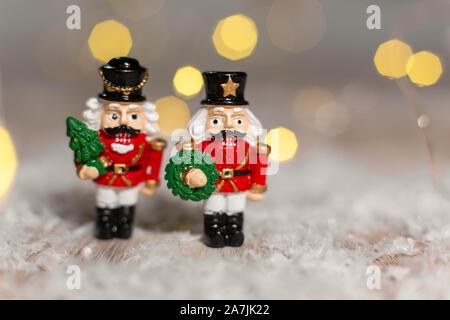 Decorazione di Natale figurine a tema. Natale soldatini da uno schiaccianoci fiaba. Decorazione per albero di Natale. Decorazioni festive, calda luce bokeh di fondo Foto Stock