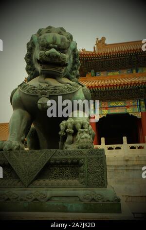 Vecchio leone di pietra d'oro vicino al palazzo dell'Imperatore. Foto Stock