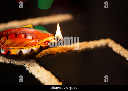 Nessuno Shot Burning Diya olio lampada luce con riso durante il Diwali Festival celebrazione nessuno Foto Stock