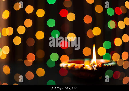 Felice Diwali Close-up di argilla illuminato diya olio lampada-Festival di illuminazione della luce Foto Stock