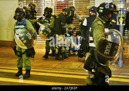 Hong Kong, Cina. 02Nov, 2019. Polizia di Hong Kong ha l'uso di gas lacrimogeni, spruzzo di pepe e acqua cannoni per disperdere il governo anti-manifestanti come migliaia si sono riuniti per un bandito al rally di Causeway Bay, Wan Chai e Mongkok. Credito: Gonzales foto/Alamy Live News Foto Stock