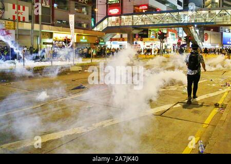Hong Kong, Cina. 02Nov, 2019. Polizia di Hong Kong ha l'uso di gas lacrimogeni, spruzzo di pepe e acqua cannoni per disperdere il governo anti-manifestanti come migliaia si sono riuniti per un bandito al rally di Causeway Bay, Wan Chai e Mongkok. Credito: Gonzales foto/Alamy Live News Foto Stock
