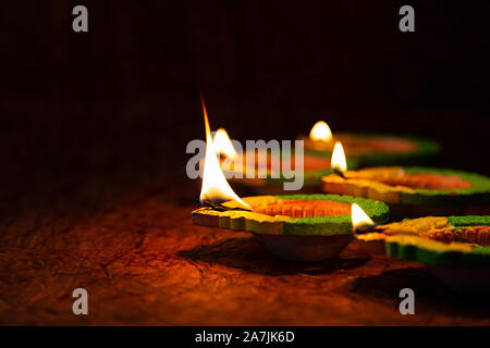 Masterizzazione di olio Diyas illuminazione lampade accese Durning Diwali Festival celebrazione Foto Stock