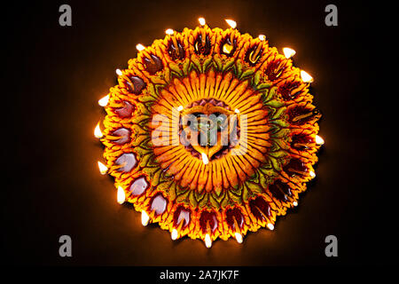 Nessuno Shot burning diya lampade ad olio piastra festival indiano Diwali celebrazione Foto Stock