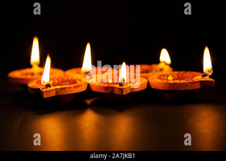 Tradizionale indù Diwali Diya olio lampade di illuminazione in occasione del Diwali Festival Foto Stock