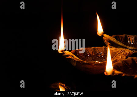 Nessuno Shot tradizionali Diwali Diya olio-lampade accese in occasione del Diwali Festival Foto Stock