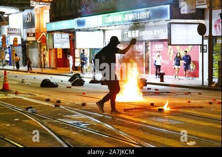 Hong Kong, Cina. 02Nov, 2019. Polizia di Hong Kong ha l'uso di gas lacrimogeni, spruzzo di pepe e acqua cannoni per disperdere il governo anti-manifestanti come migliaia si sono riuniti per un bandito al rally di Causeway Bay, Wan Chai e Mongkok. Credito: Gonzales foto/Alamy Live News Foto Stock