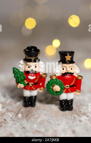 Decorazione di Natale figurine a tema. Natale soldatini da uno schiaccianoci fiaba. Decorazione per albero di Natale. Decorazioni festive, calda luce bokeh di fondo Foto Stock