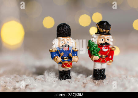Decorazione di Natale figurine a tema. Natale soldatini da uno schiaccianoci fiaba. Decorazione per albero di Natale. Decorazioni festive, calda luce bokeh di fondo Foto Stock