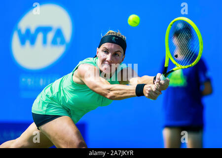 Svetlana Kuznetsova della Russia di catture la sfera contro Bethanie Lynn Mattek-Sands dell America al secondo turno delle donne del singolo criterio m Foto Stock