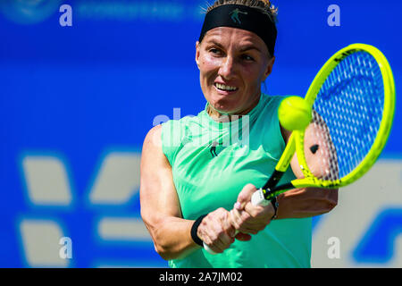 Svetlana Kuznetsova della Russia di catture la sfera contro Bethanie Lynn Mattek-Sands dell America al secondo turno delle donne del singolo criterio m Foto Stock