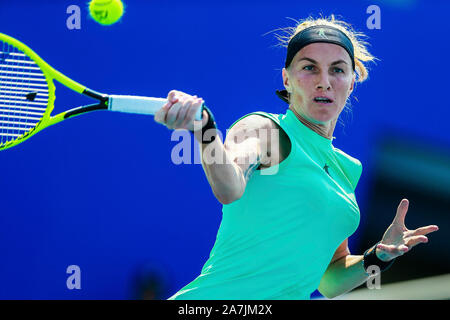 Svetlana Kuznetsova della Russia di catture la sfera contro Bethanie Lynn Mattek-Sands dell America al secondo turno delle donne del singolo criterio m Foto Stock