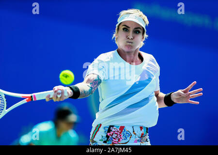 Bethanie Lynn Mattek-Sands d'America afferra la palla contro Svetlana Kuznetsova della Russia in occasione del secondo round della donna sola qualifica m Foto Stock