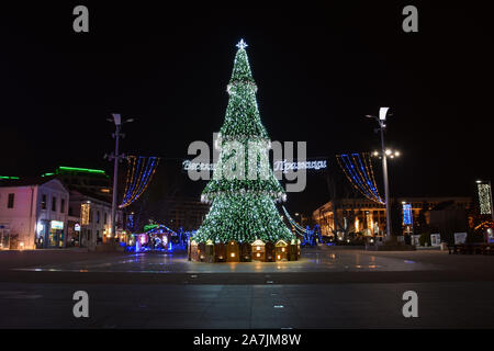 BURGAS, Bulgaria - 5 gennaio 2018: albero di Natale nel centro della città di Burgas di notte. Foto Stock