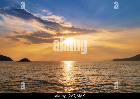 Paesaggio del tramonto sul mare di onde, orizzonte. vista dall'alto. Foto Stock