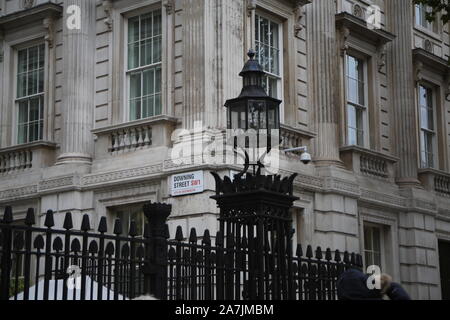 29 ottobre 2019: Strada segno, lanterna e ferro battuto alle porte di Downing Street, Londra, Regno Unito, casa del Primo ministro britannico e il cancelliere Foto Stock