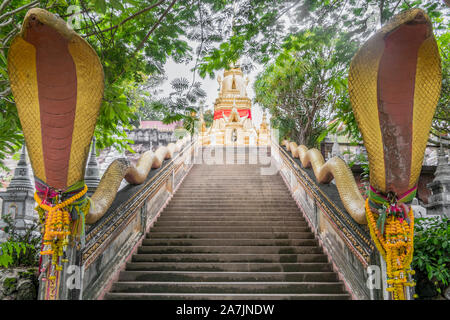 Scale con serpenti al Wat Sila Ngu tempio, Jaidee (Chedi Sila Ngu) su Koh Samui, Thailandia. Foto Stock