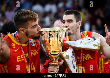 Juan Hernangomez, destra e Willy Hernangomez bacio la coppa dopo la vittoria della Spagna vs Argentina 2019 basket FIBA finale di Coppa del Mondo a Pechino, Cina Foto Stock