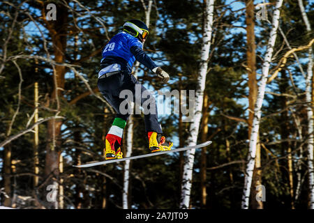 Atleta italiano snowboarder jump boardercross concorrenza Foto Stock