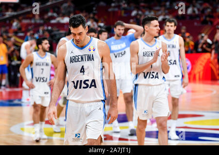 Luis Scola di Argentina, anteriore, passeggiate intorno dopo aver perso la Spagna vs Argentina 2019 basket FIBA finale di Coppa del Mondo a Pechino, Cina, 15 settembre 2 Foto Stock