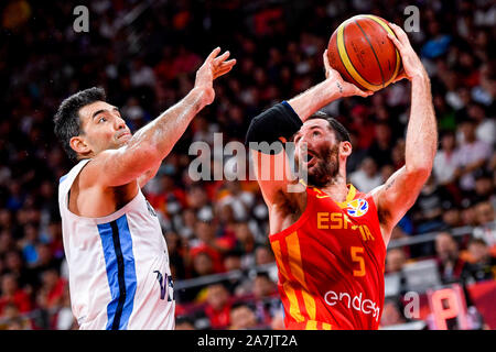 Rudy Fernandez di Spagna, rosso, protegge la sfera contro Luis Scola di Argentina alla Spagna vs Argentina 2019 basket FIBA finale di Coppa del Mondo in Beij Foto Stock