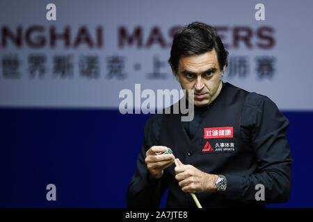 Ronald Antonio O'Sullivan di Inghilterra ritiene che un colpo di Neil Robertson di Australia presso le semifinali del 2019 Snooker Shanghai Masters di Shanghai, C Foto Stock
