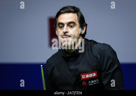 Ronald Antonio O'Sullivan di Inghilterra ritiene che un colpo di Neil Robertson di Australia presso le semifinali del 2019 Snooker Shanghai Masters di Shanghai, C Foto Stock