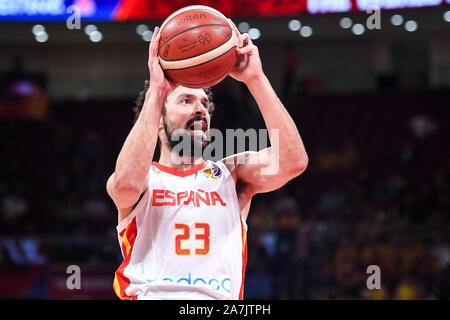 Sergio di Lullo di Spagna passa la palla alla Spagna vs Australia semifinale di 2019 basket FIBA di Coppa del Mondo a Pechino, Cina, 13 settembre 2019. Foto Stock