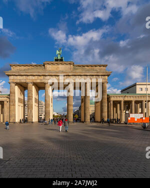 La Porta di Brandeburgo a Berlino, Germania, contro un bel cielo azzurro con alcune nuvole