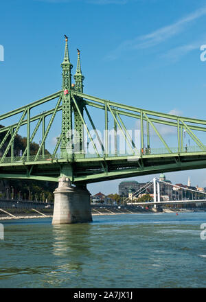 Ponte della Libertà di Budapest. Con il ponte Elisabetta visibile a monte in background. Foto Stock