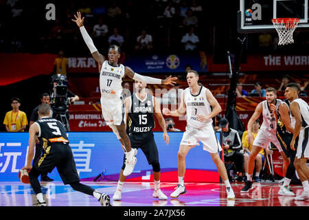 Il tedesco giocatore di pallacanestro professionale Dennis Schroder della Germania National Basketball Team, top bianco, difende in corrispondenza del terzo round del gruppo G in Giordania Foto Stock