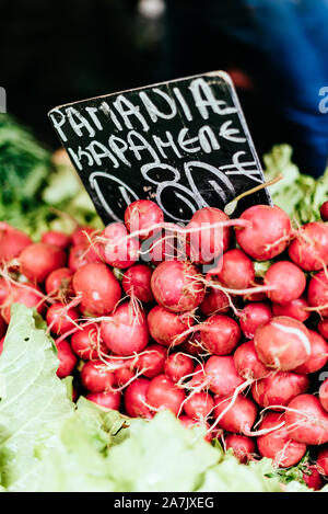 Ravanelli freschi in vendita presso un mercato di strada di Atene della frutta fresca e della verdura Foto Stock