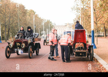 Londra, Regno Unito. Il 3 novembre 2019. I membri del RAC Royal Automobile Club assistono i partecipanti di una vettura rotto nel Centro Commerciale di prendere parte alla fBonhams Londra a Brighton veteran car run, la più lunga e manifestazione motoristica nel mondo eseguita per la prima volta nel 1896, e ha preso posto più anni poiché la sua rinascita iniziale nel 1927 . amer ghazzal /Alamy live News Foto Stock