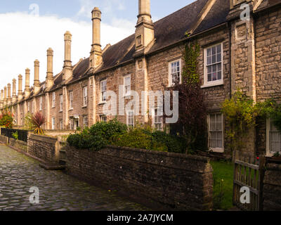 Interessanti camini delle case a vicari' vicino puramente più antica strada residenziale con edifici originali integro città di wells somerset Engla Foto Stock