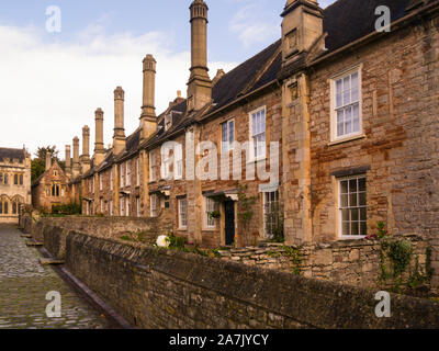 Interessanti camini delle case a vicari' vicino puramente più antica strada residenziale con edifici originali integro città di wells somerset Engla Foto Stock