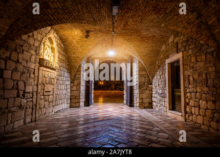 Sea Gate in notturna a Kotor, Montenegro Foto Stock