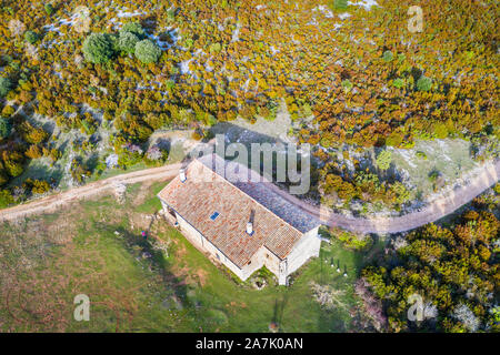 Santuario in un paesaggio forestale. Foto Stock