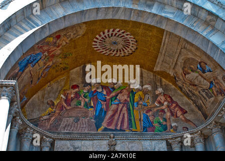 Venezia, Italia: facciata esterna a ovest, il mosaico della Basilica di San Marco. Gli archi di quattro portali laterali mostrano la storia della basilica di San Marco reliquia e Foto Stock