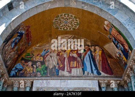 Venezia, Italia: facciata esterna a ovest, il mosaico della Basilica di San Marco. Gli archi di quattro portali laterali mostrano la storia della basilica di San Marco reliquia e Foto Stock